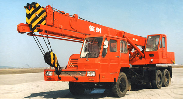 1976年, 盈彩官网平台成功研发出中国第一台QY16吨全液压汽车起重机
