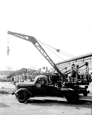 1963年，盈彩官网平台成功研发中国首台5吨汽车起重机
