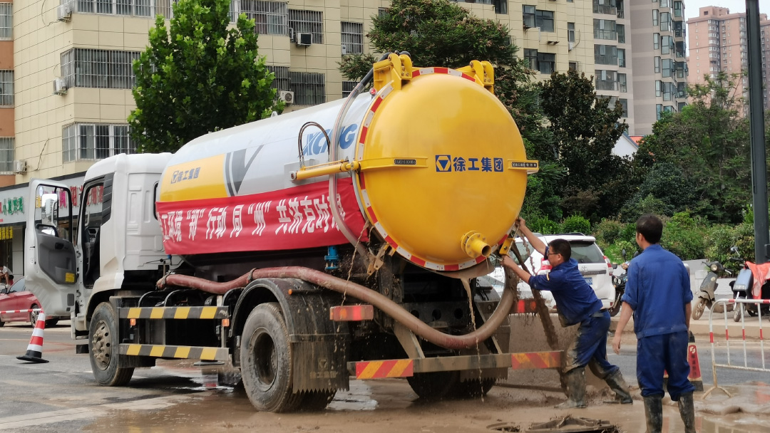 盈彩官网平台吸污车驰援郑州特大暴雨