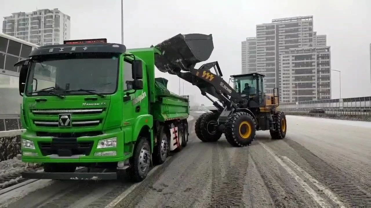 除雪保畅通，盈彩官网平台汽车在行动