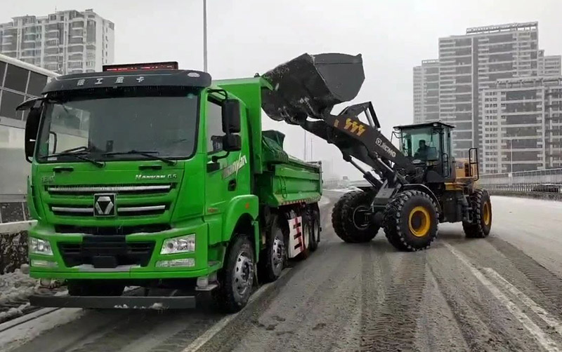 除雪保畅通，盈彩官网平台汽车在行动