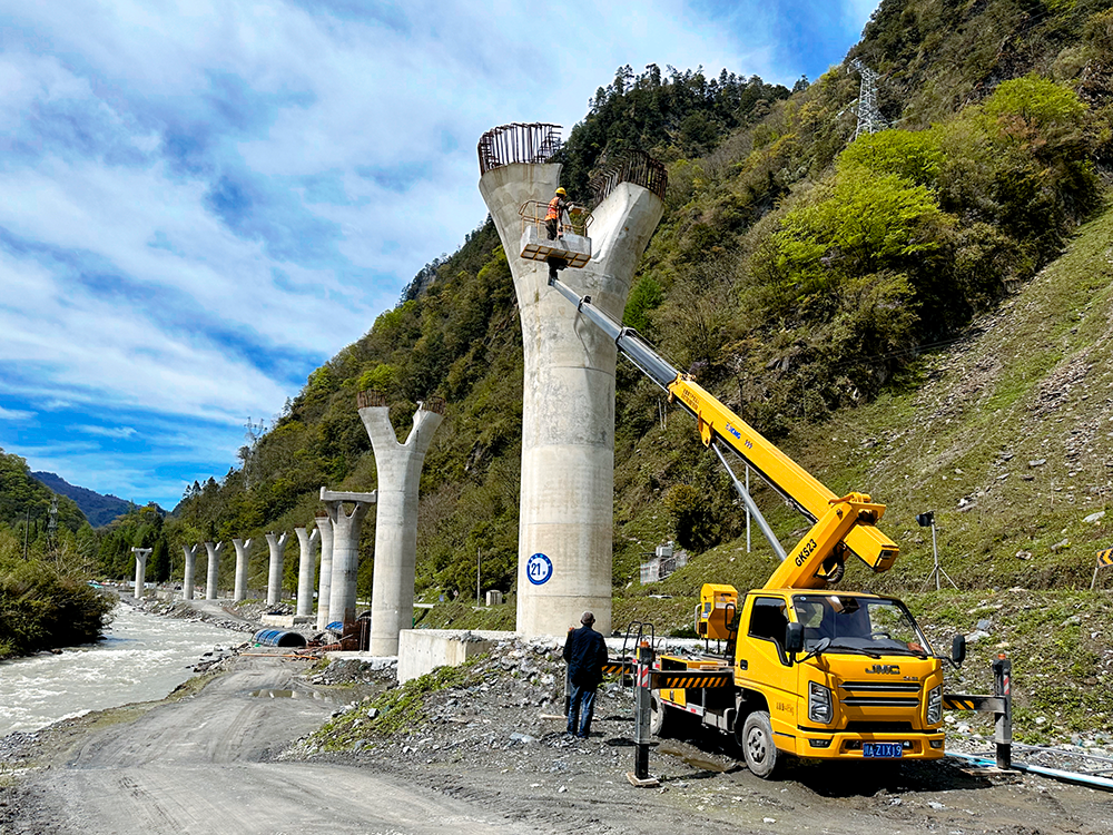 盈彩官网平台高空作业车架成四山地轨道“天轨”，显中国基建实力