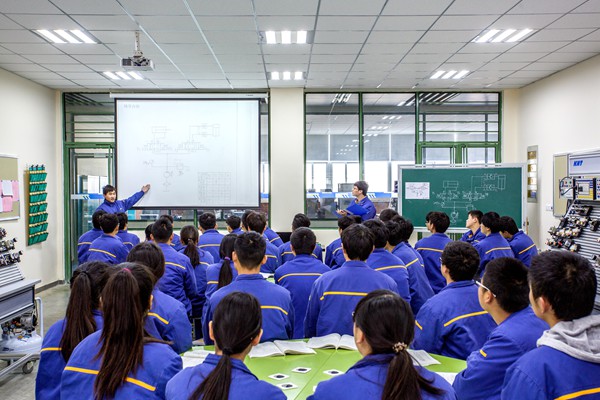 老师在液压实习教学区组织学生课堂展示